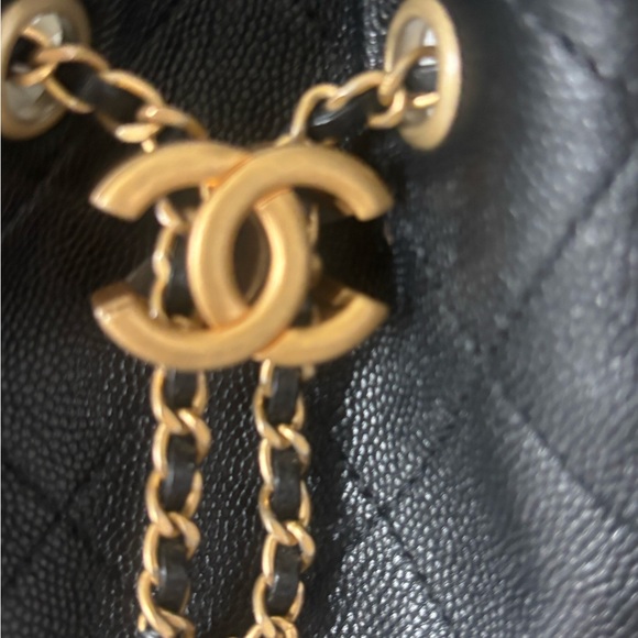 Chanel Black Quilted Shoulder Bag with Gold Chain - Picture 2 of 5